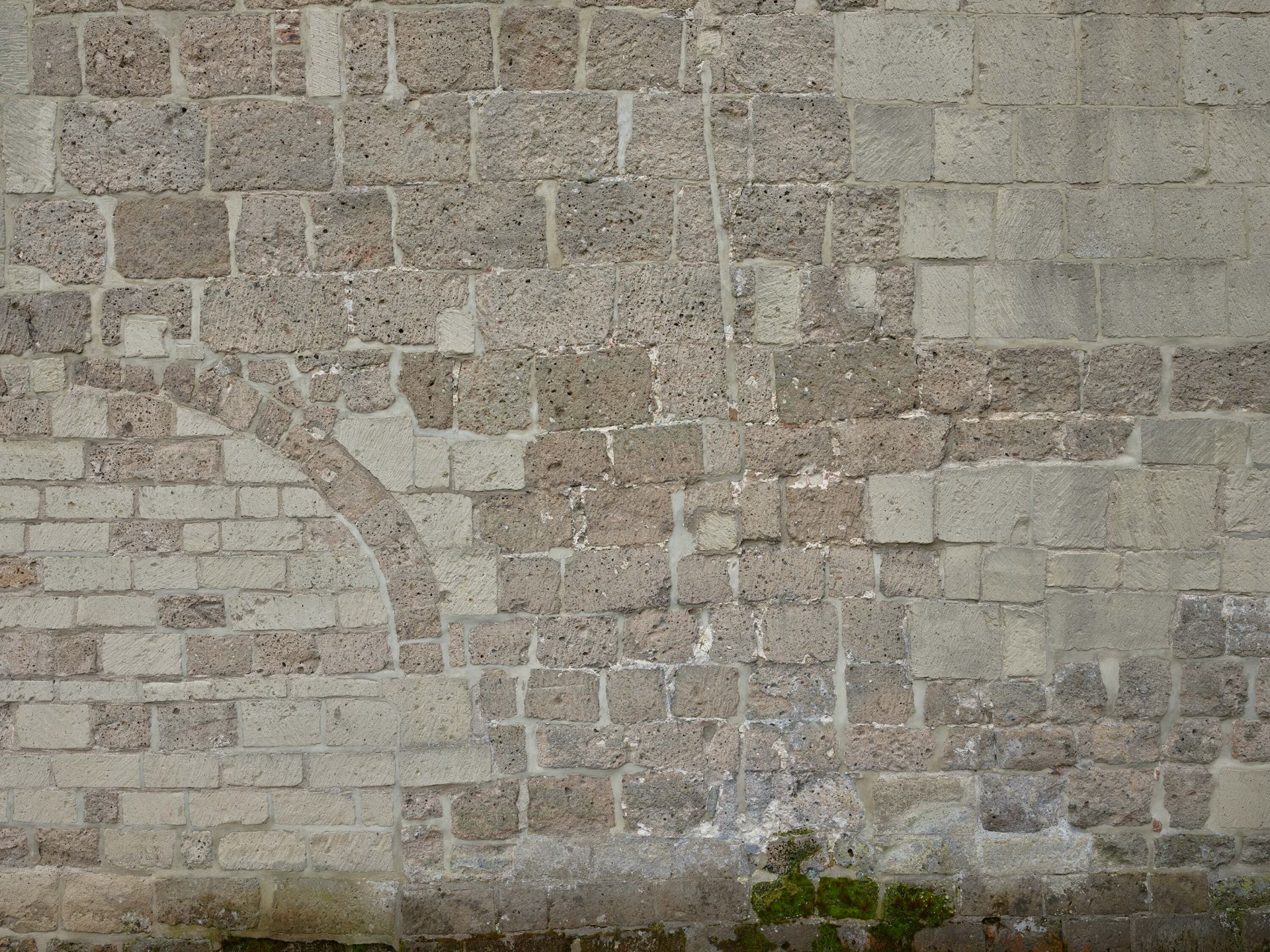 Een oude gerestaureerde muur