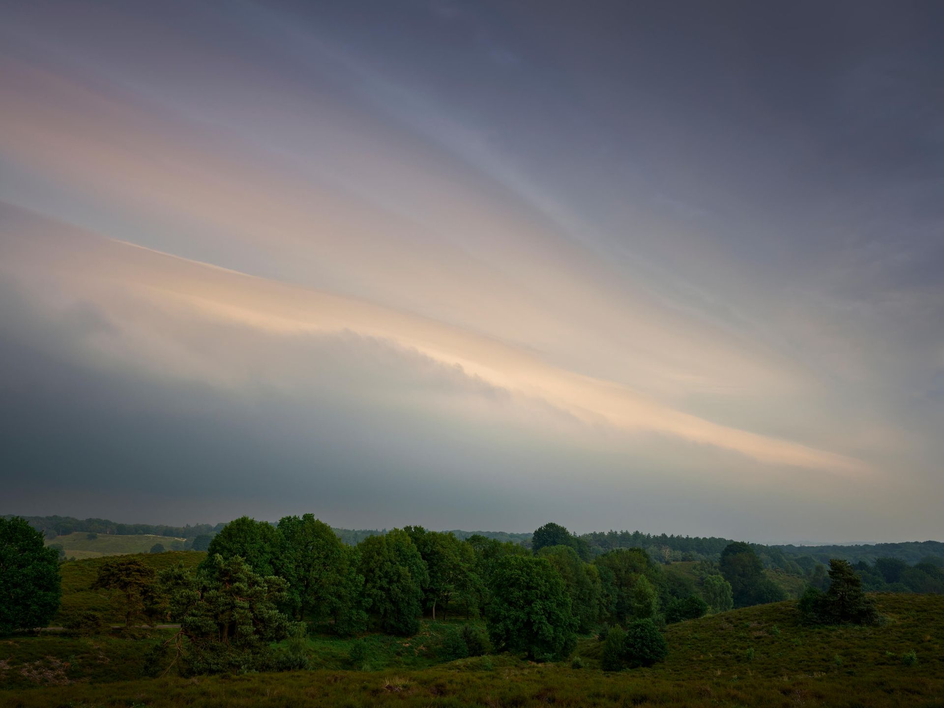 Dreigende plankwolk (Shelfcloud) boven heidegebied