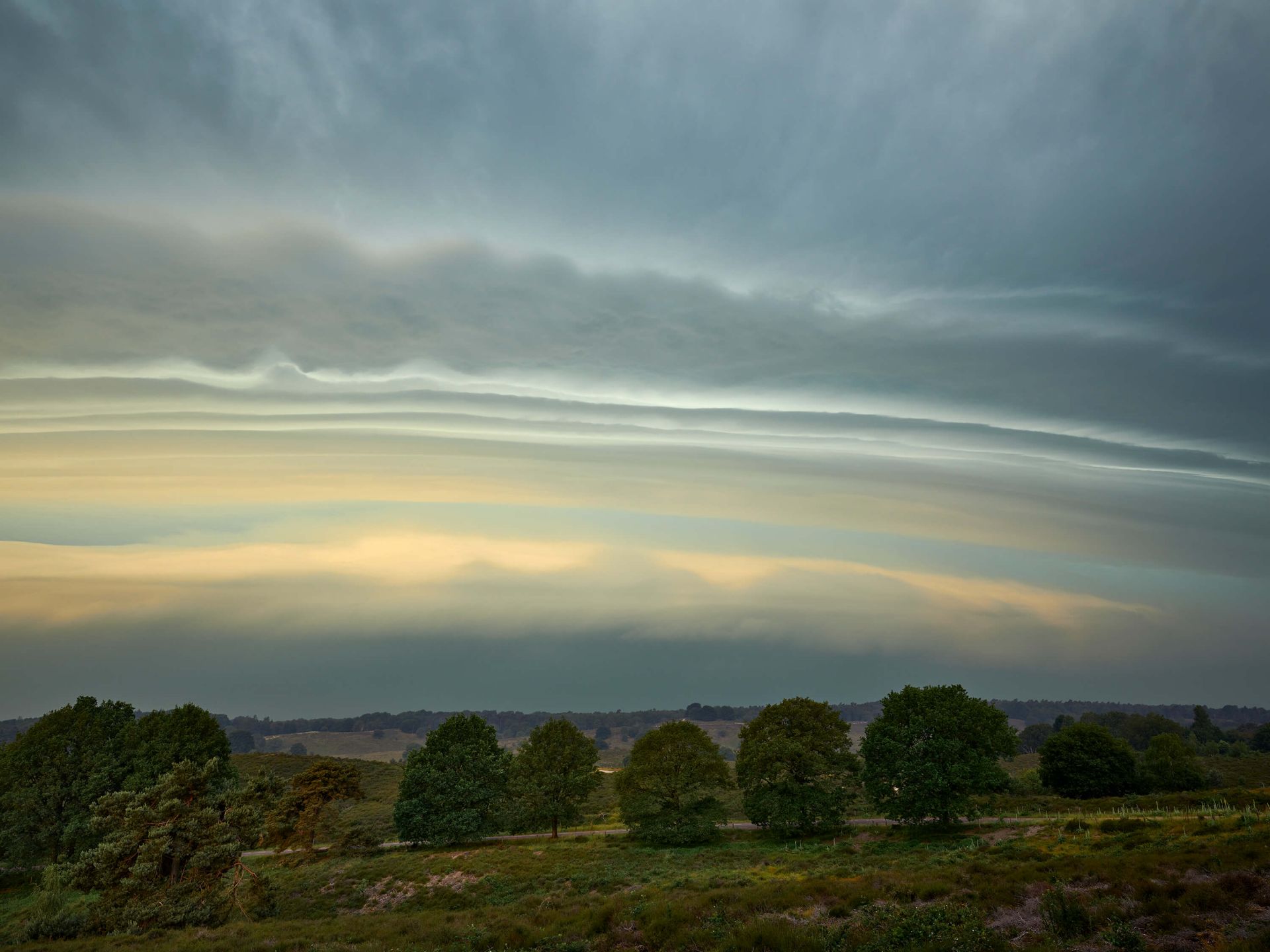Plankwolk (Shelfcloud) boven heidegebied