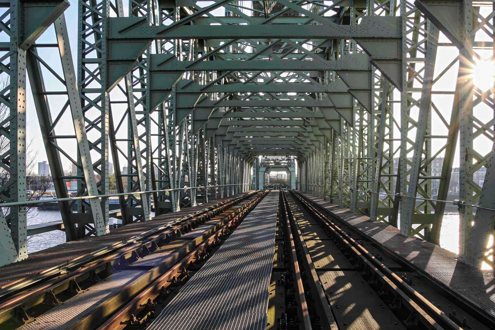 Steel and Symmetry on De Hef