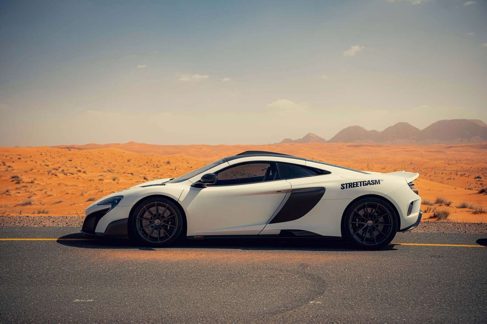 McLaren 675LT in the desert