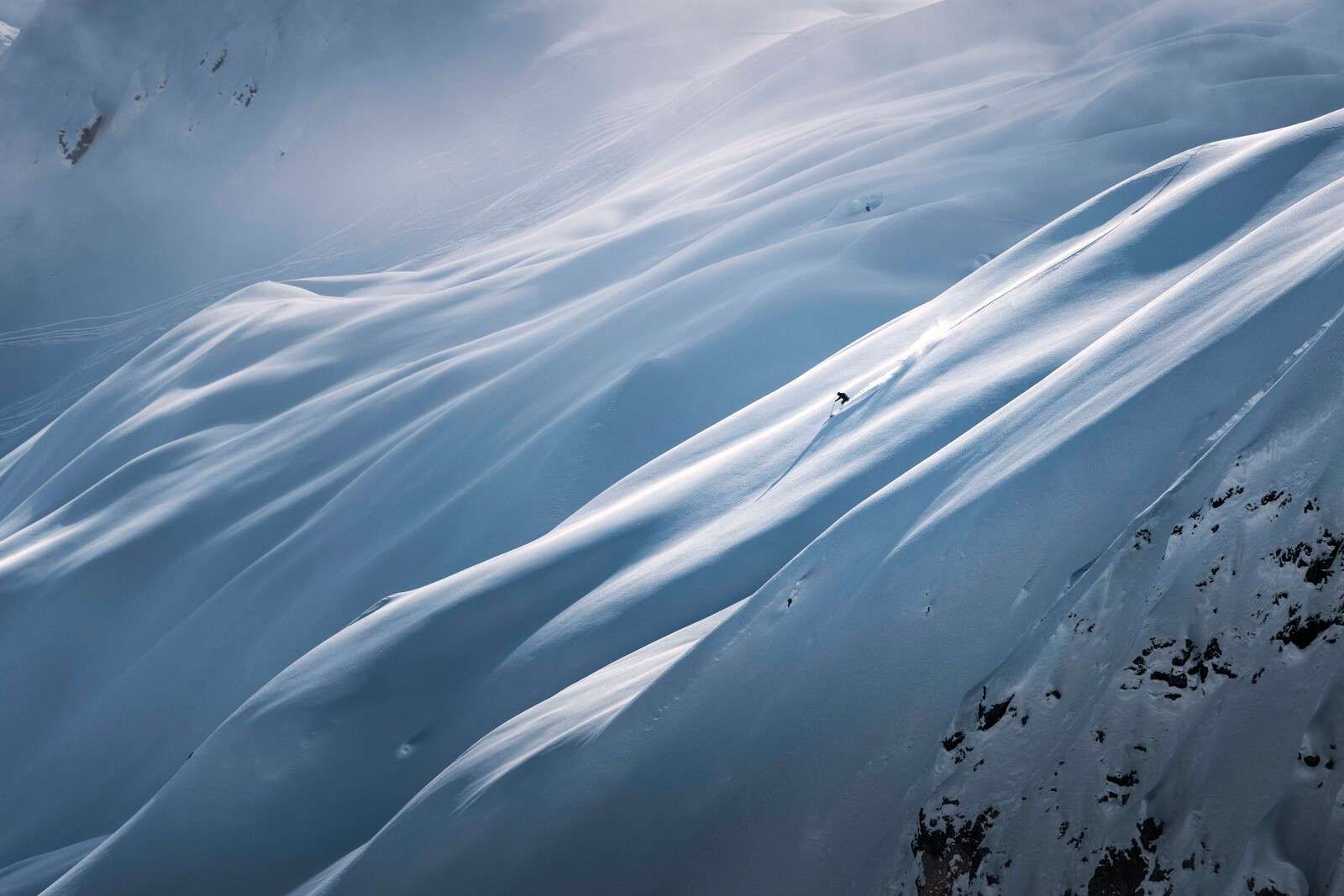 Freeride descent on powder snow slope