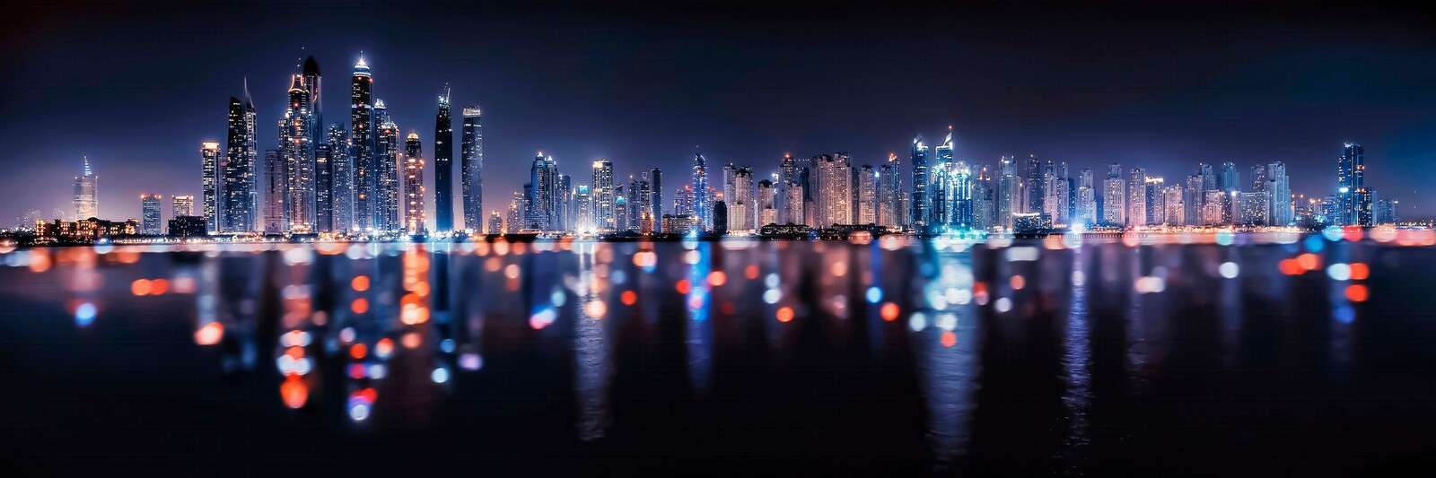 Nachtelijke skyline aan het water