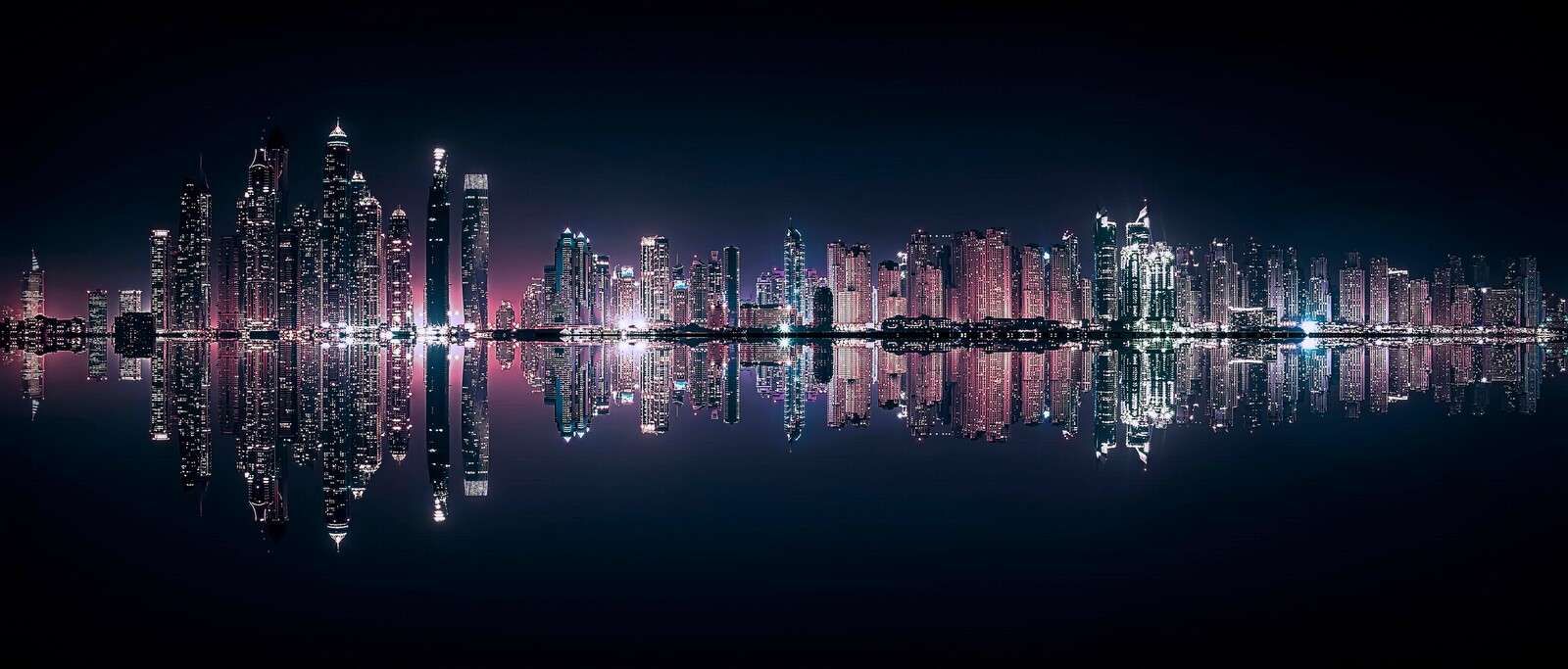 Nachtlicht boven stille wateren