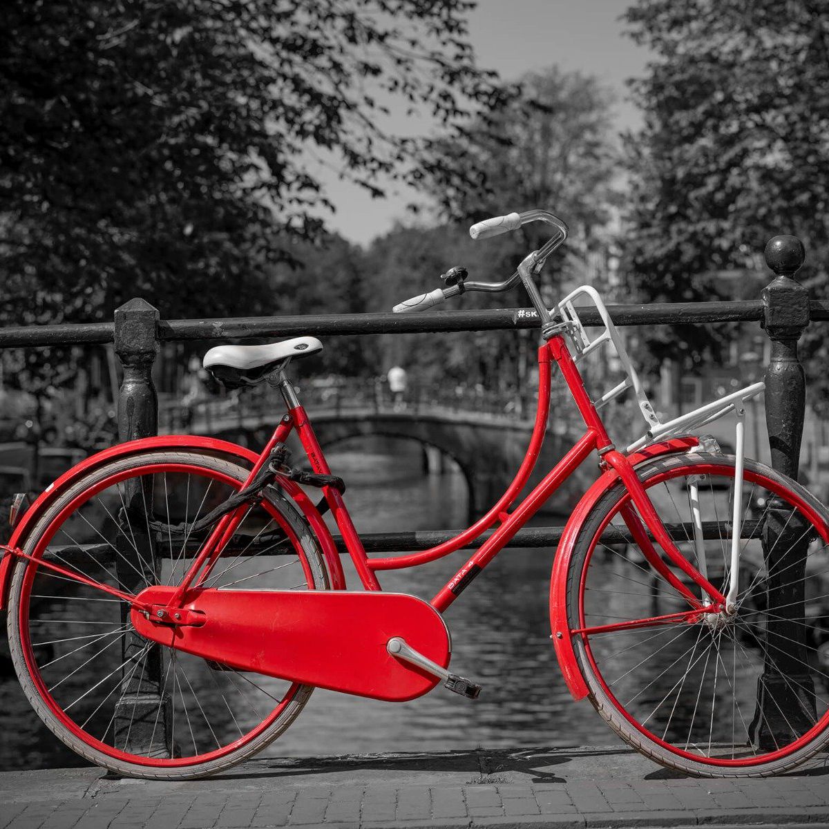 Vélo rouge sur le pont