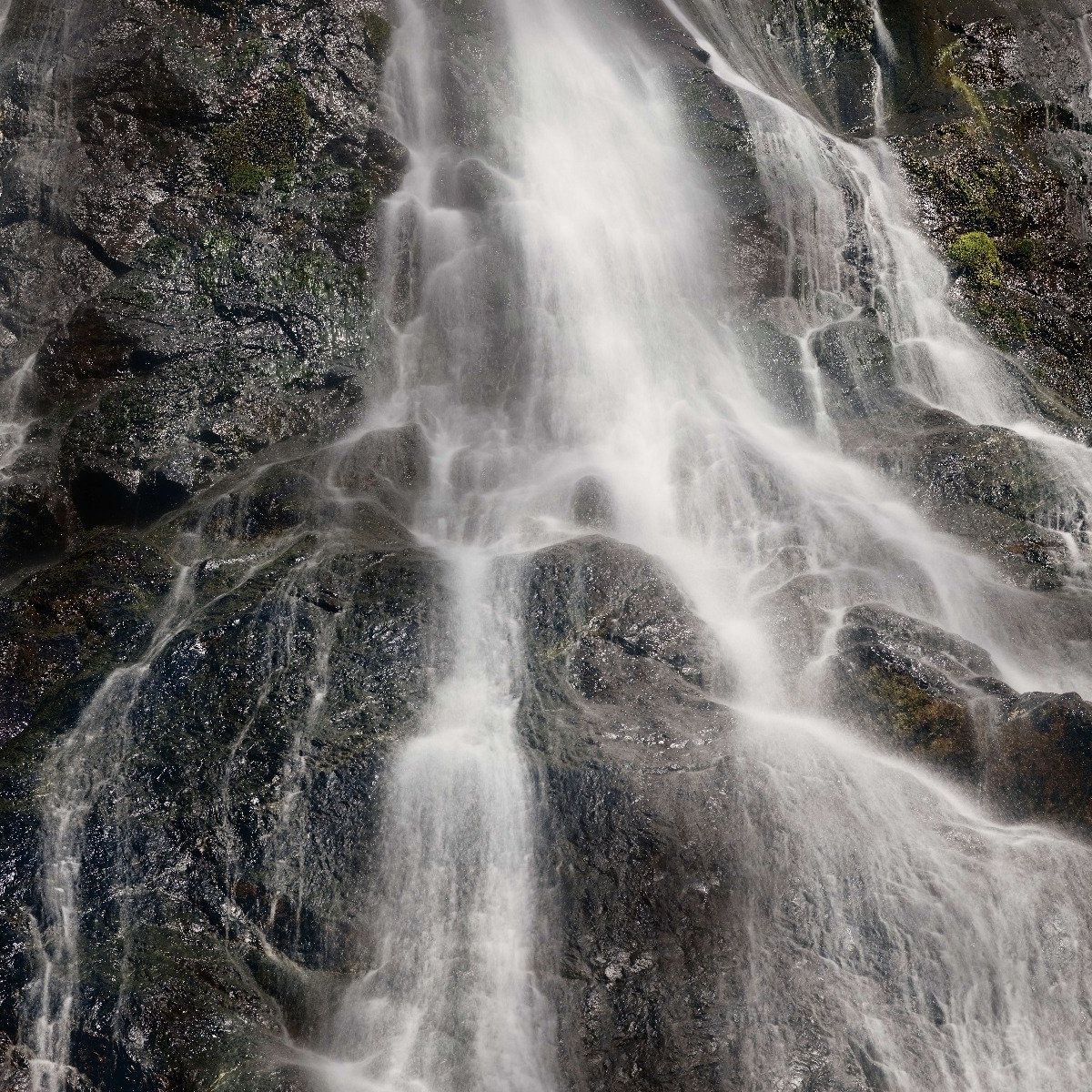 Wasserfall auf Felsen