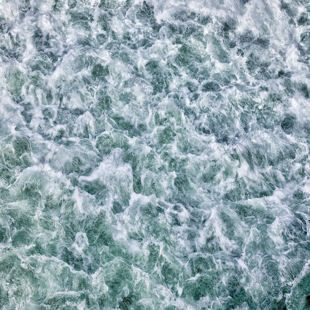 L'eau qui tourbillonne sauvagement