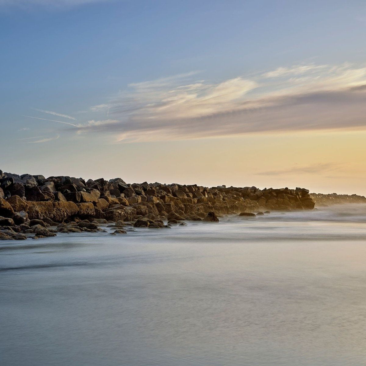 Grote stenen aan het strand