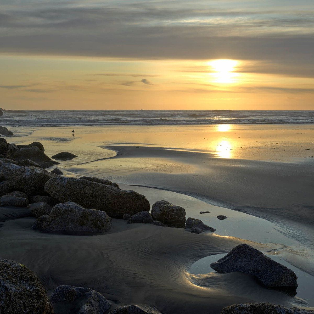 Zonsondergang bij een strand