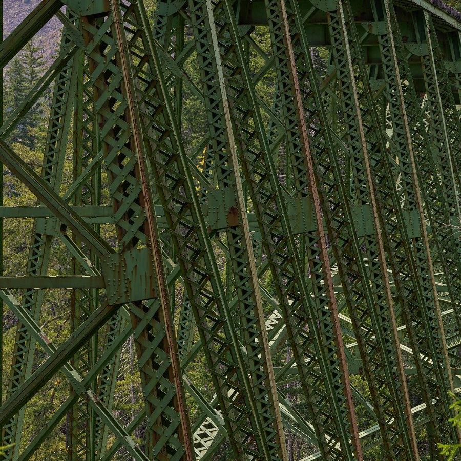 Ancien pont ferroviaire à structure d'acier