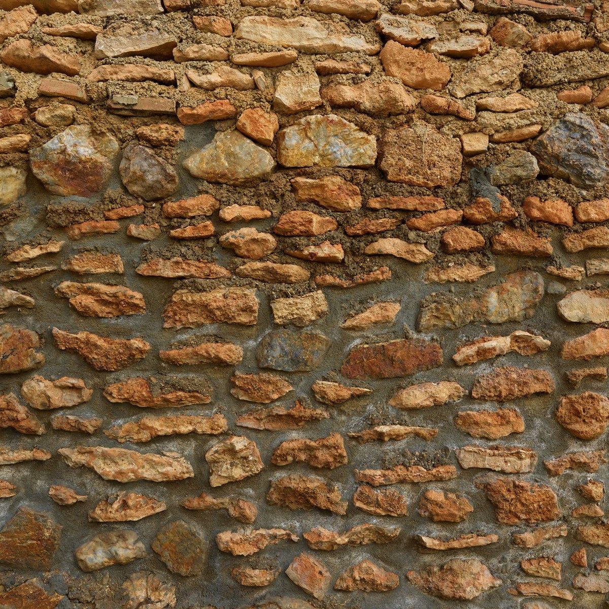 Grand mur avec des pierres brutes de différentes tailles