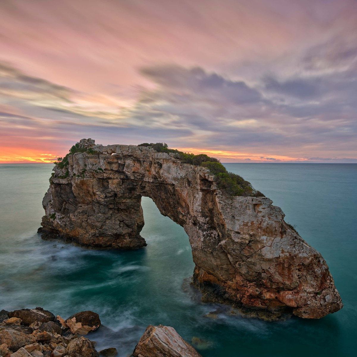 Un rocher dans la mer