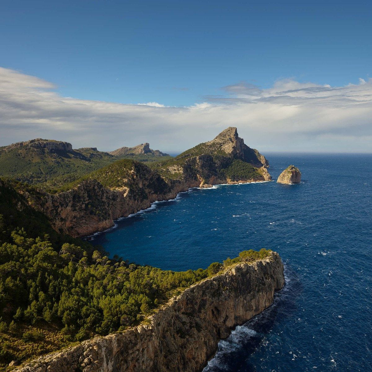 Des rochers évasés dans la mer