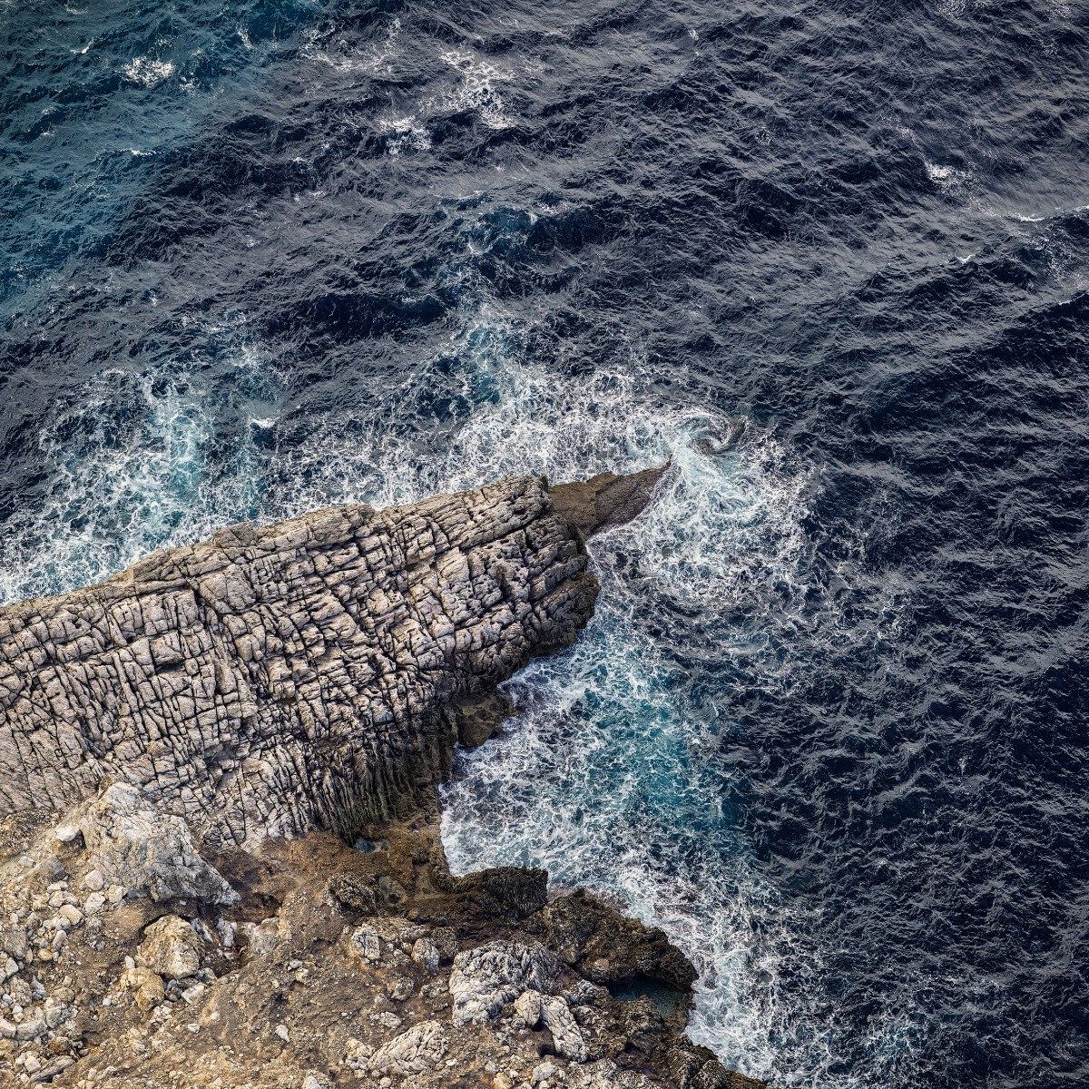 Pointe rocheuse sur la côte