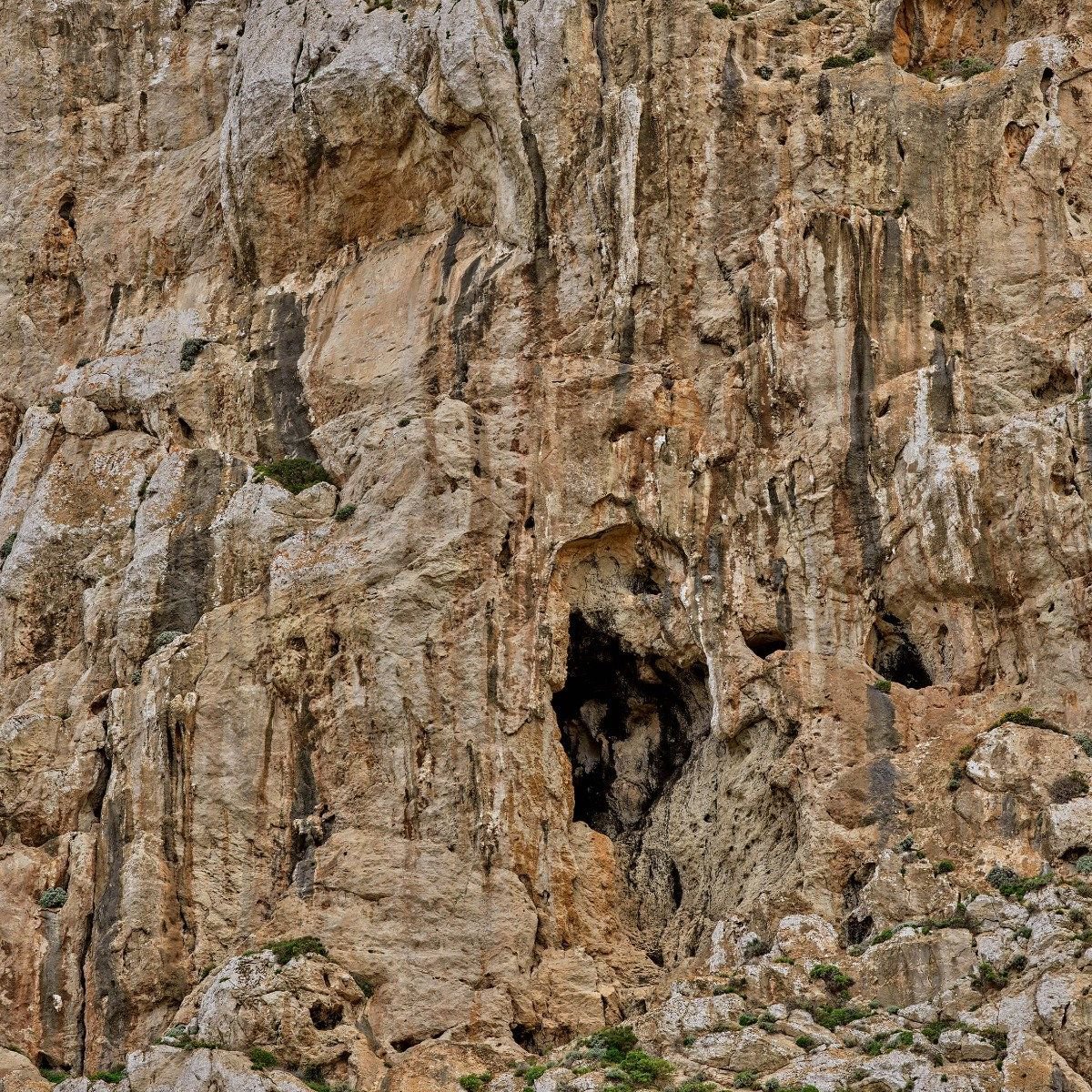 Grotte dans un rocher