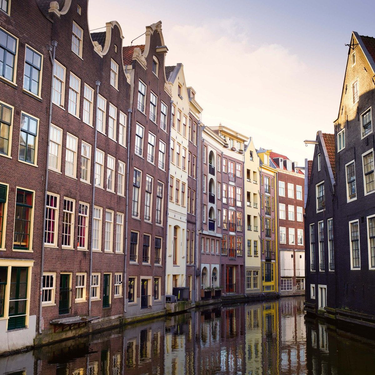 Les maisons d'Amsterdam sur le canal