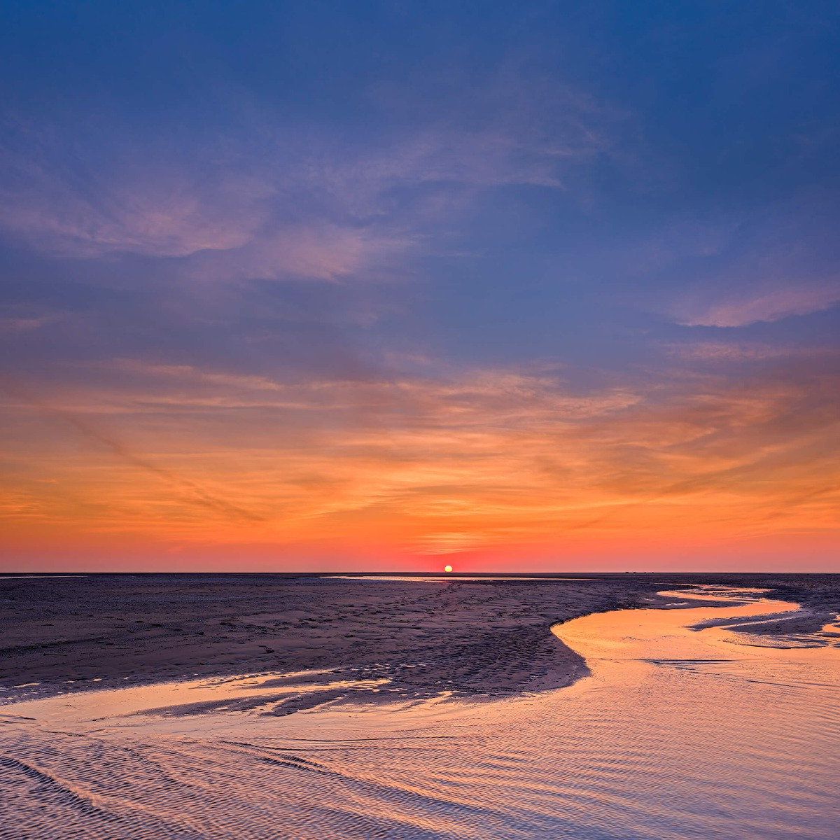 Sonnenuntergang mit farbigem Himmel