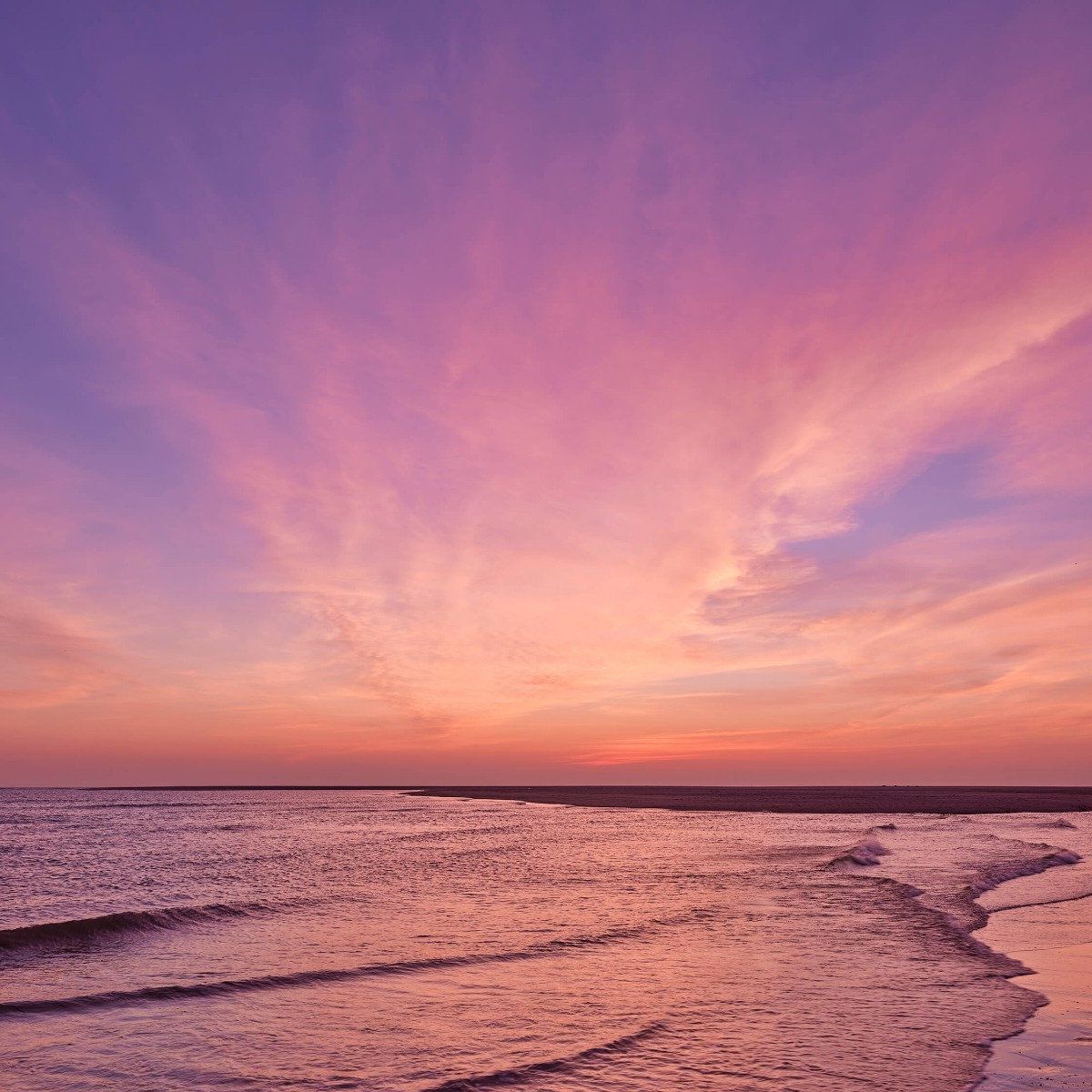 Plage avec coucher de soleil rose