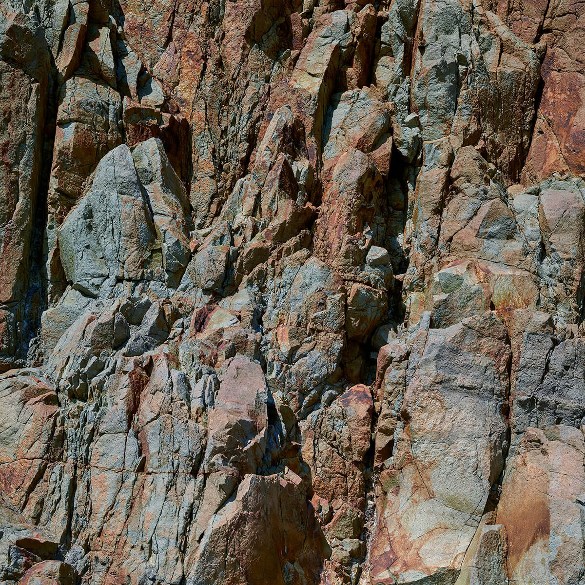 Ruwe rotswand