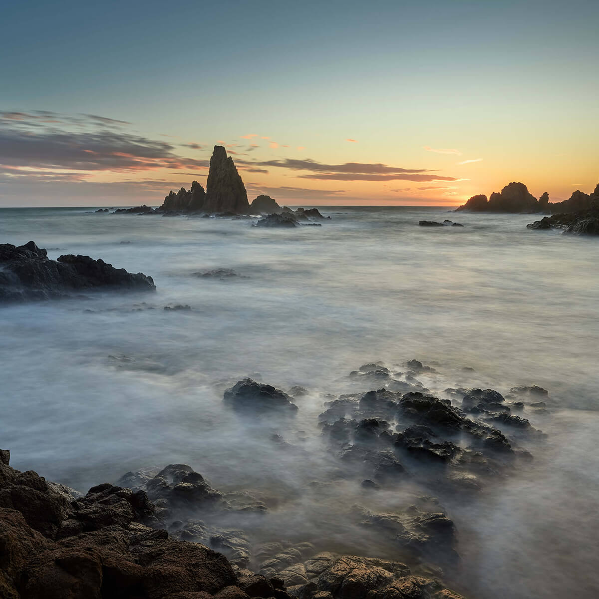 Coucher de soleil entre les rochers