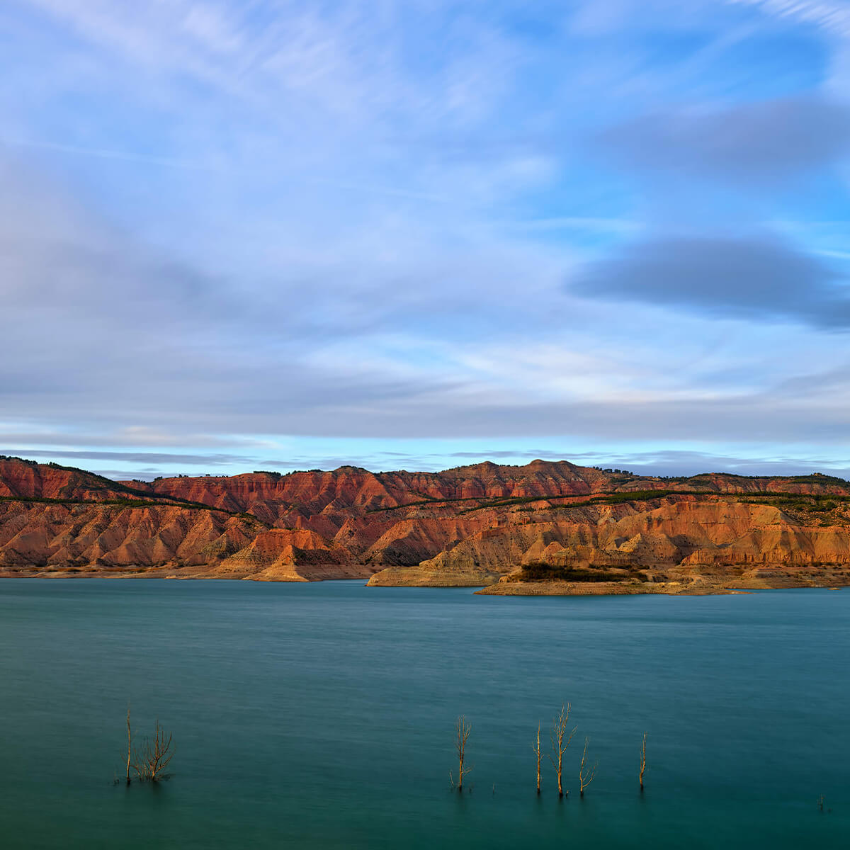 Montagnes près d'un lac