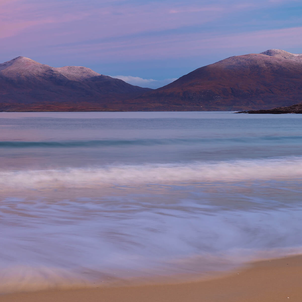 Montagnes derrière la plage