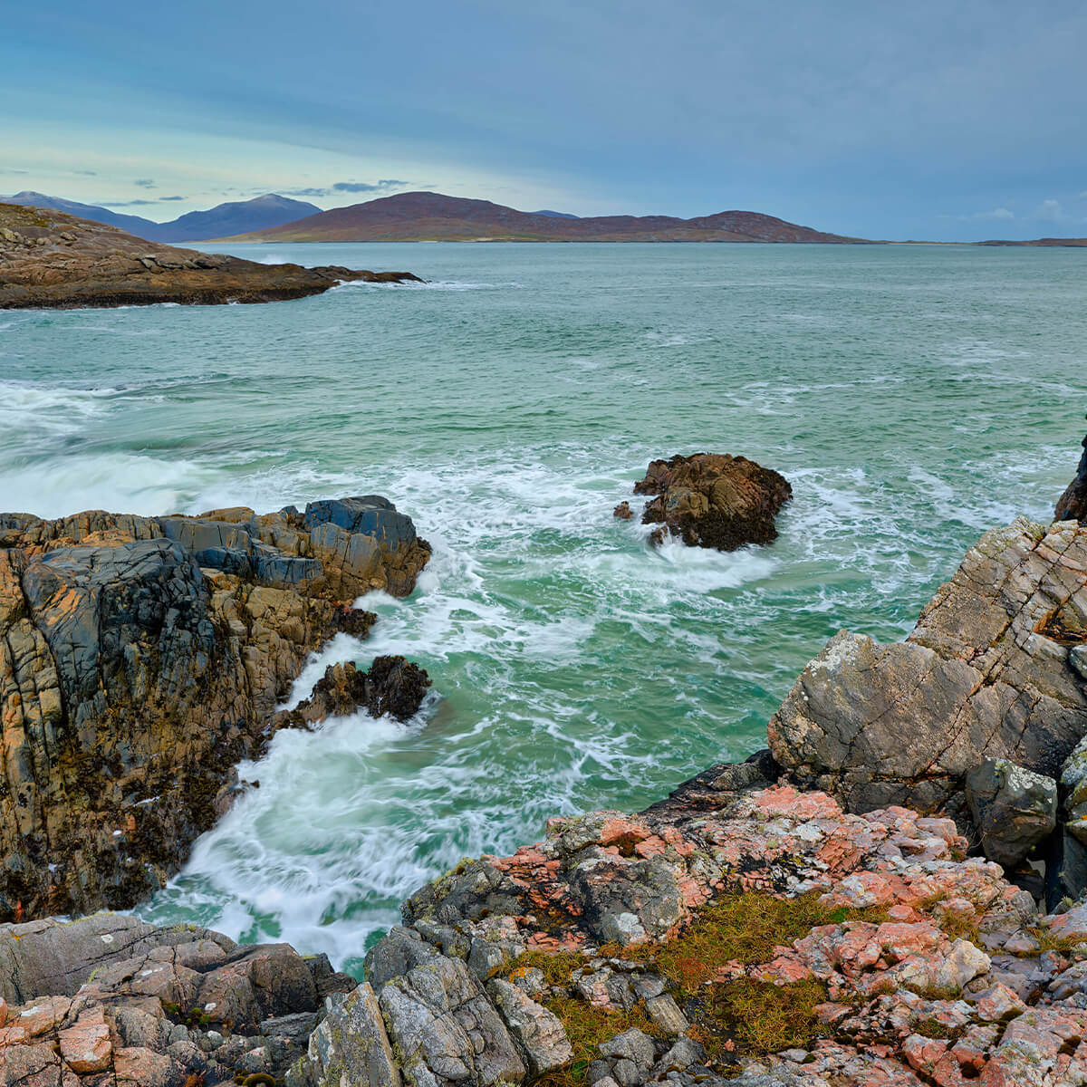 Rotsen langs de kust