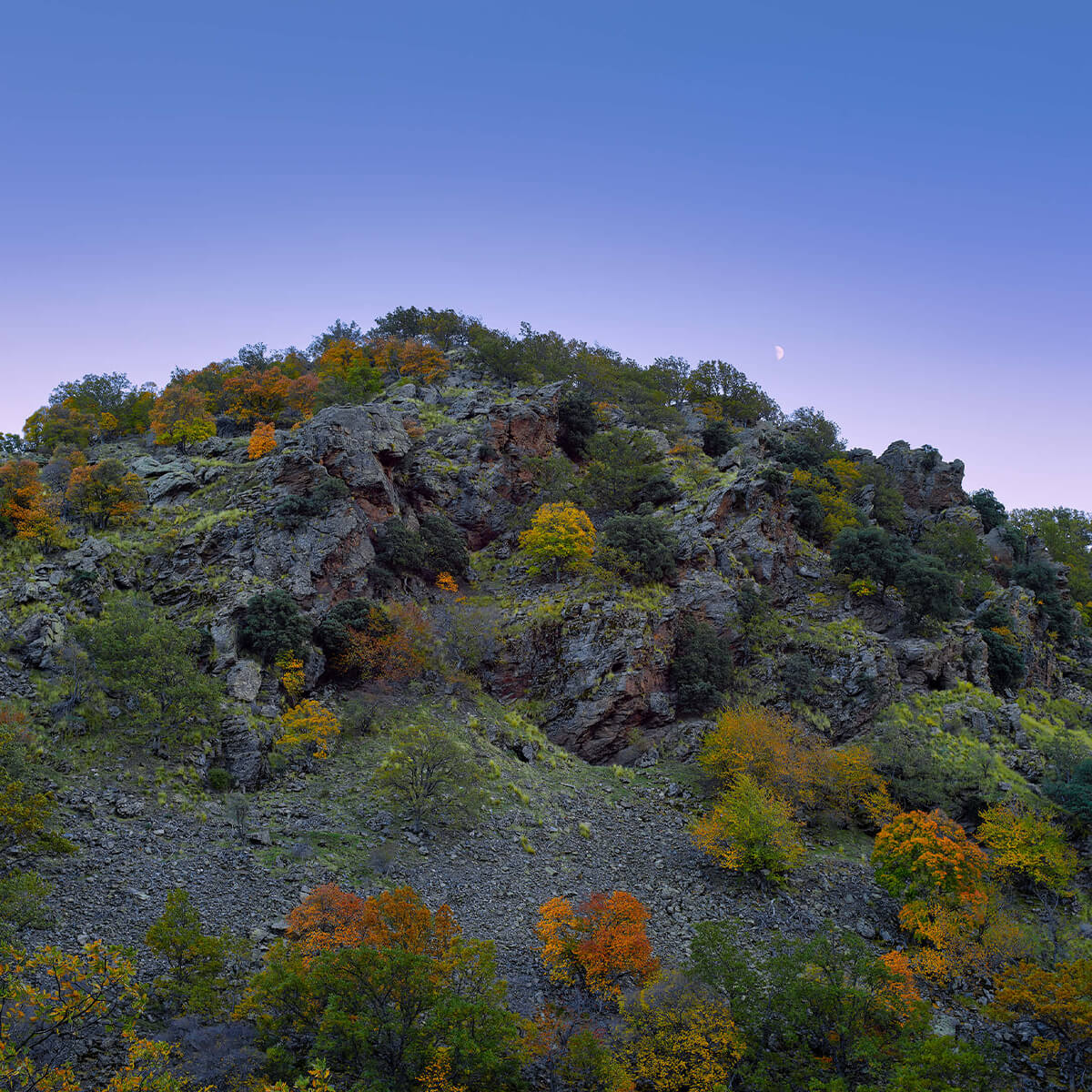 Sonnenuntergang hinter den Bergen