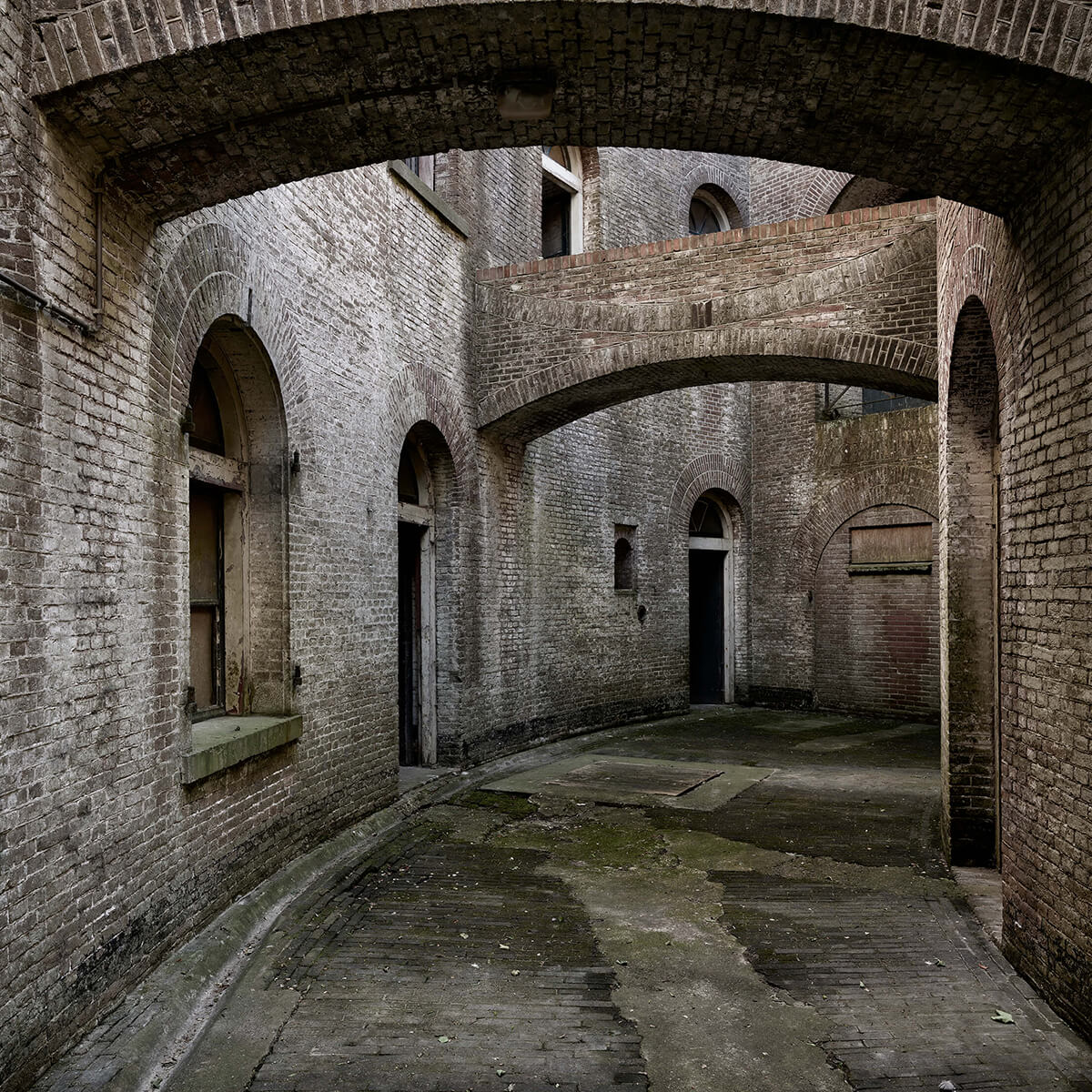 Cour avec des arcs