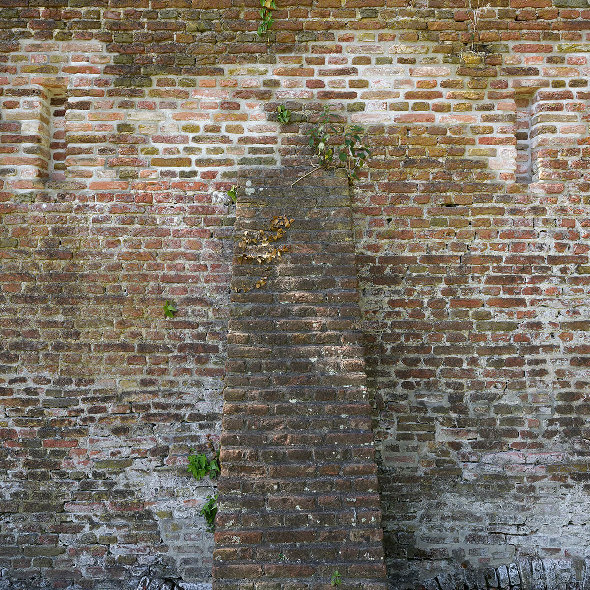 Verwitterte Stadtmauer