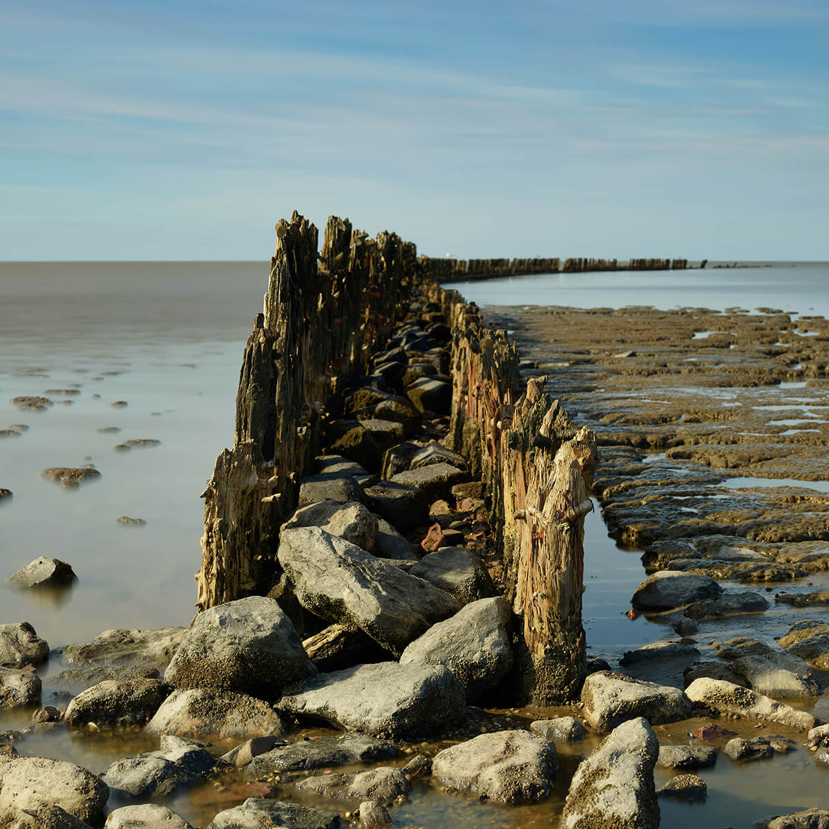 Brise-lames de bois et de pierre