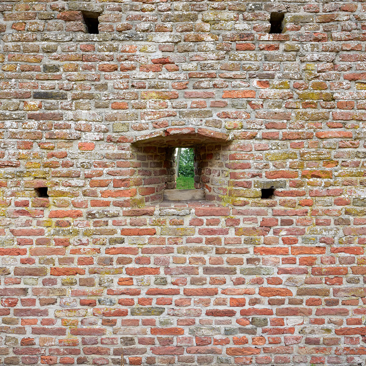 Stadsmuur met doorkijkje