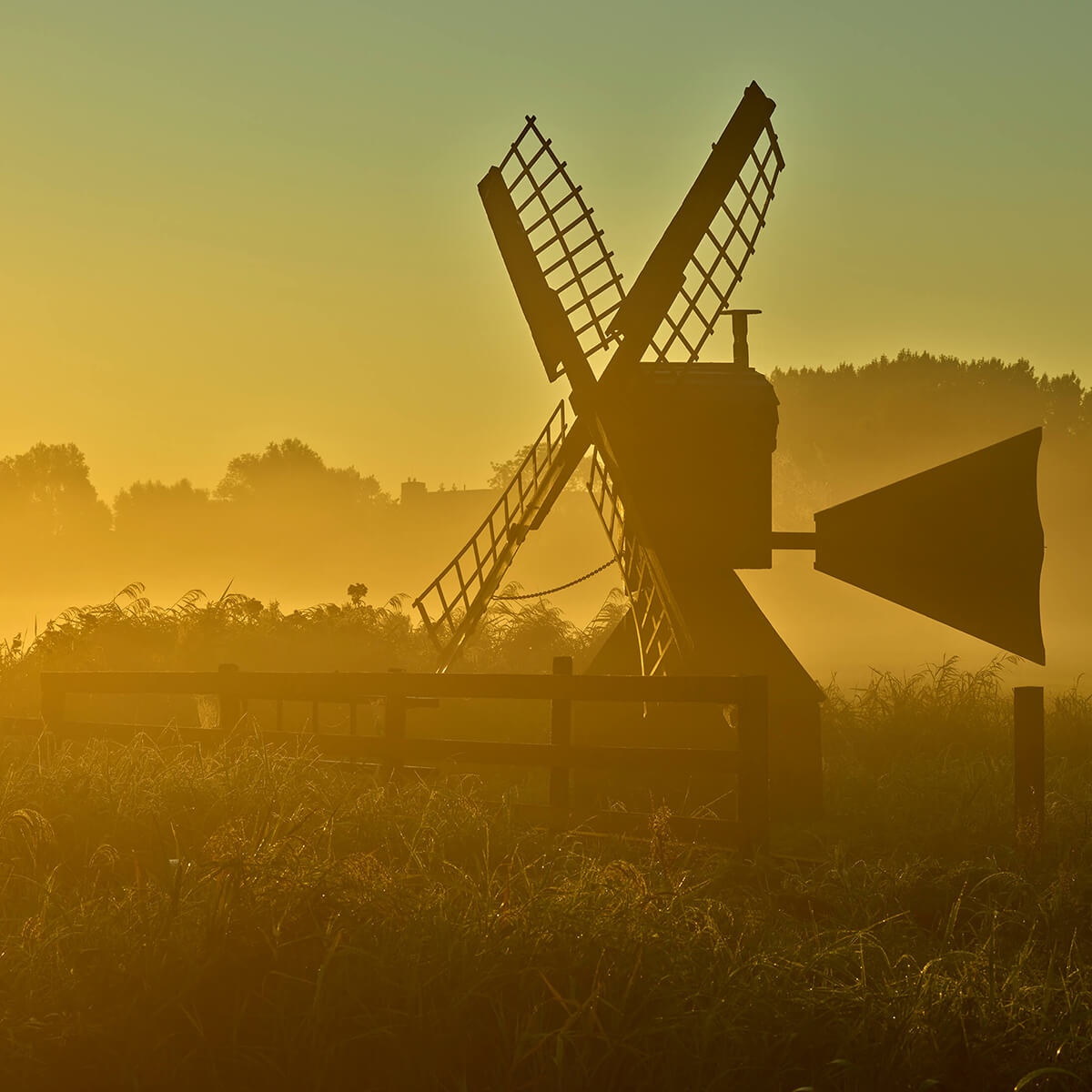 Moulin de pré au lever du soleil