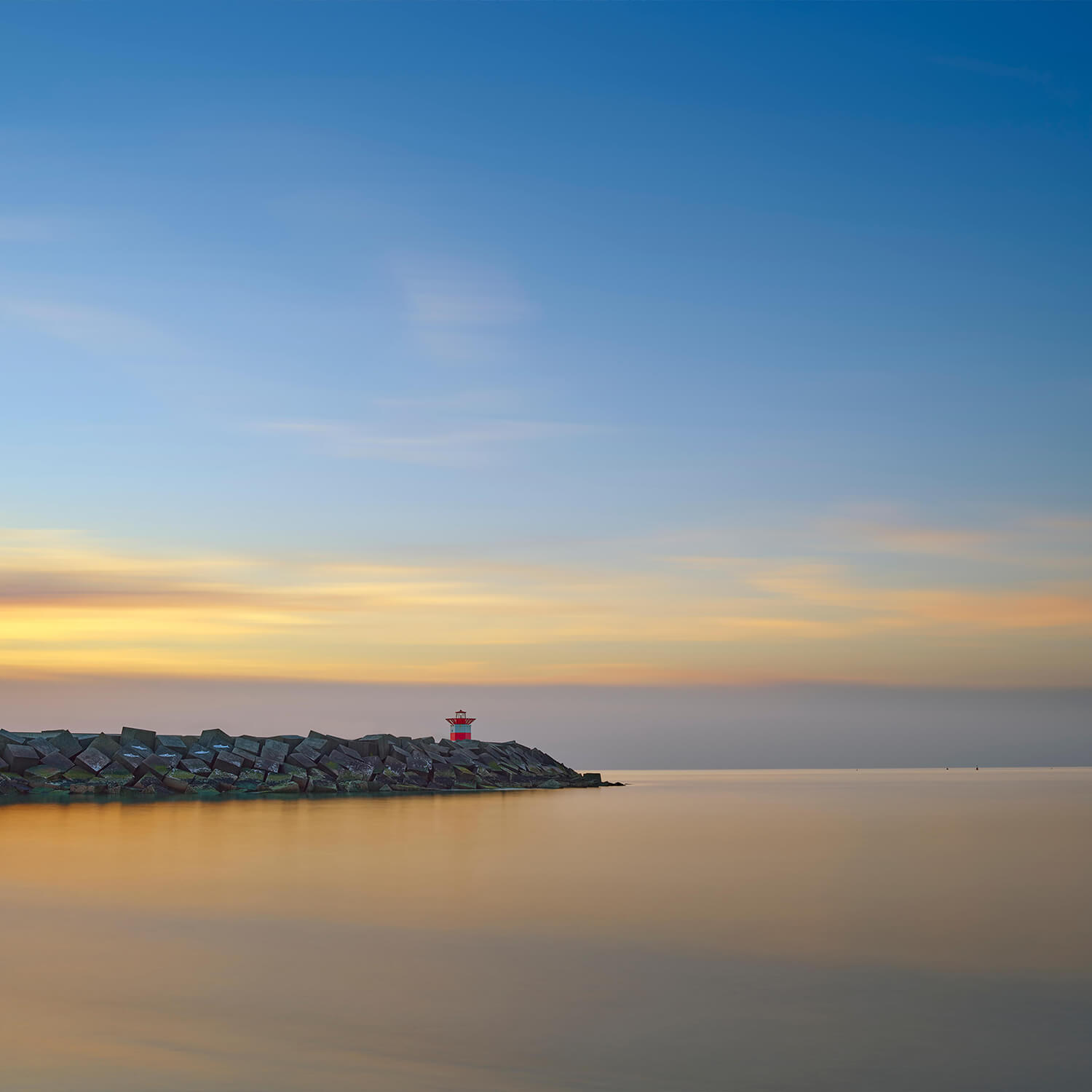 Jetée dans la mer au coucher du soleil