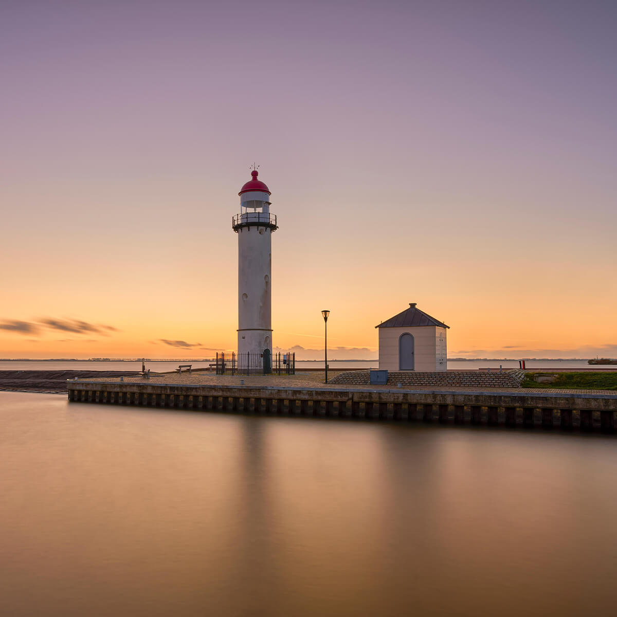 Phare au coucher du soleil