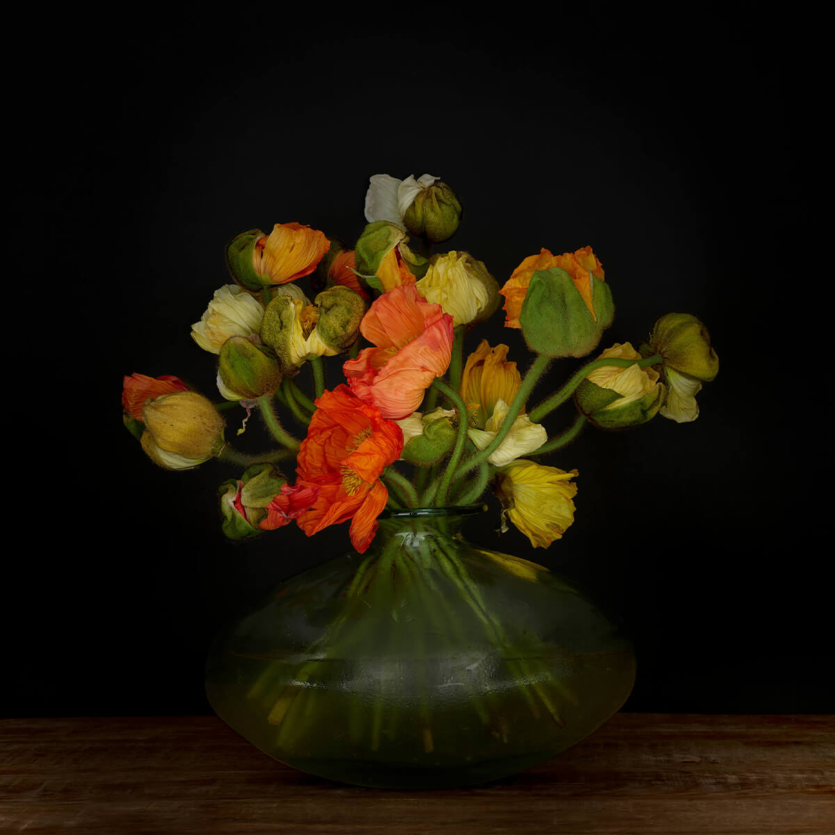 Schilderachtige vaas met bloemen