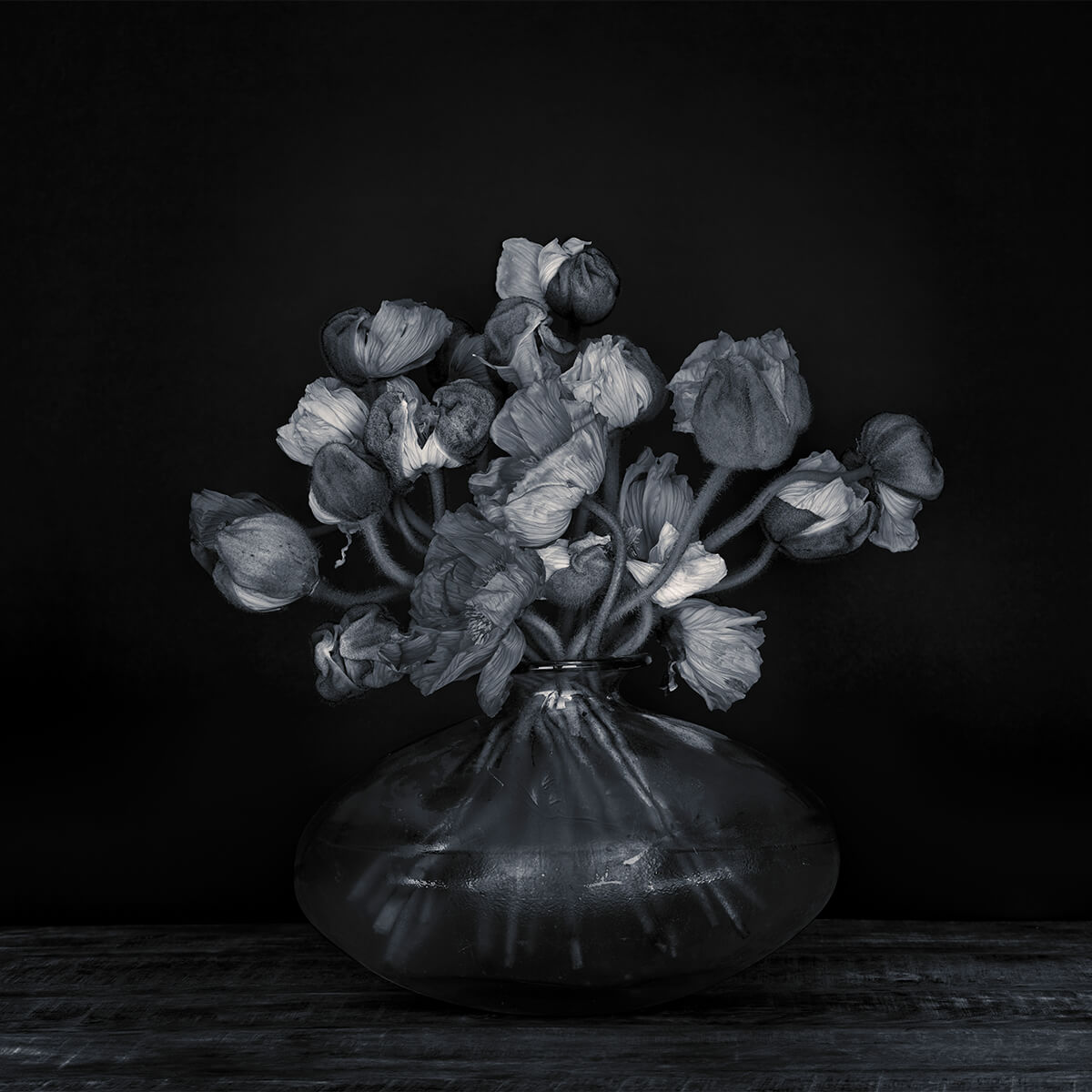 Malerische Blumen schwarz und weiß