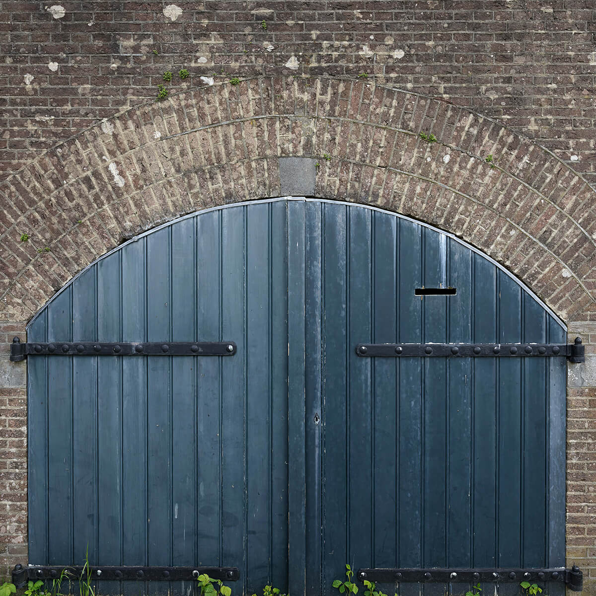 Bakstenen muur met houten deuren