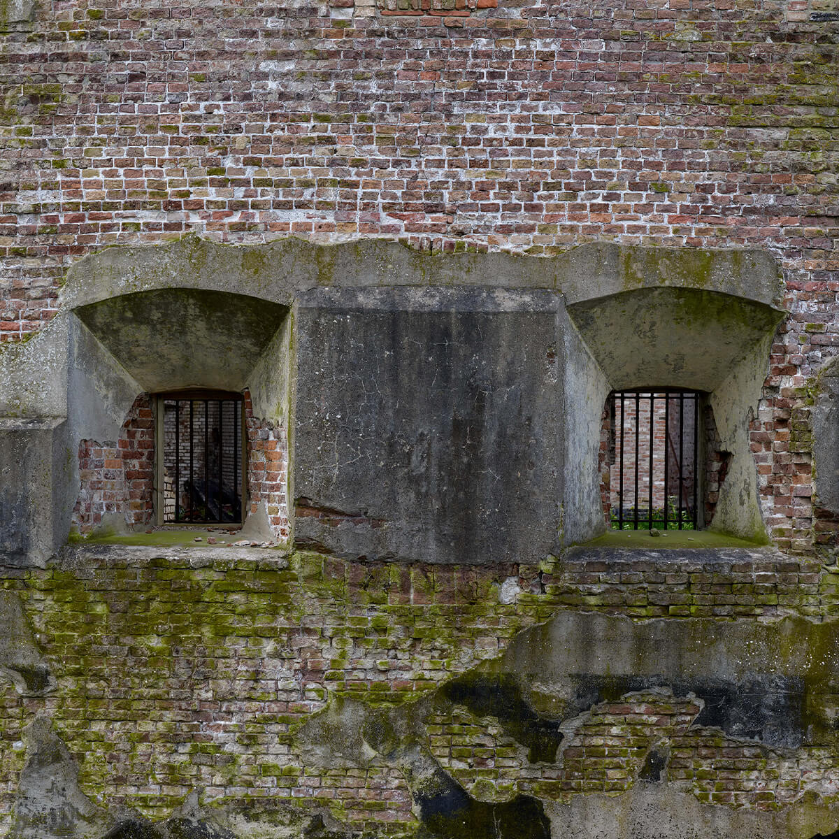 Verweerde muur met 2 nissen