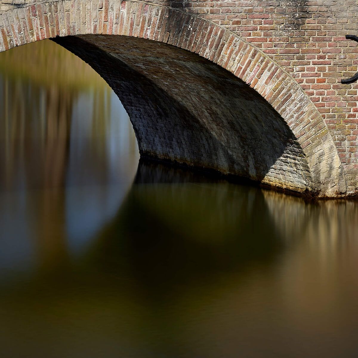 Vieux pont en arc vers le château