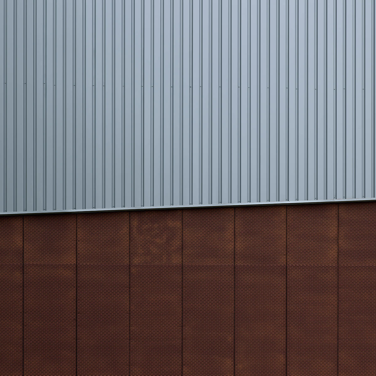Treillis métallique avec profils en U de couleur argentée