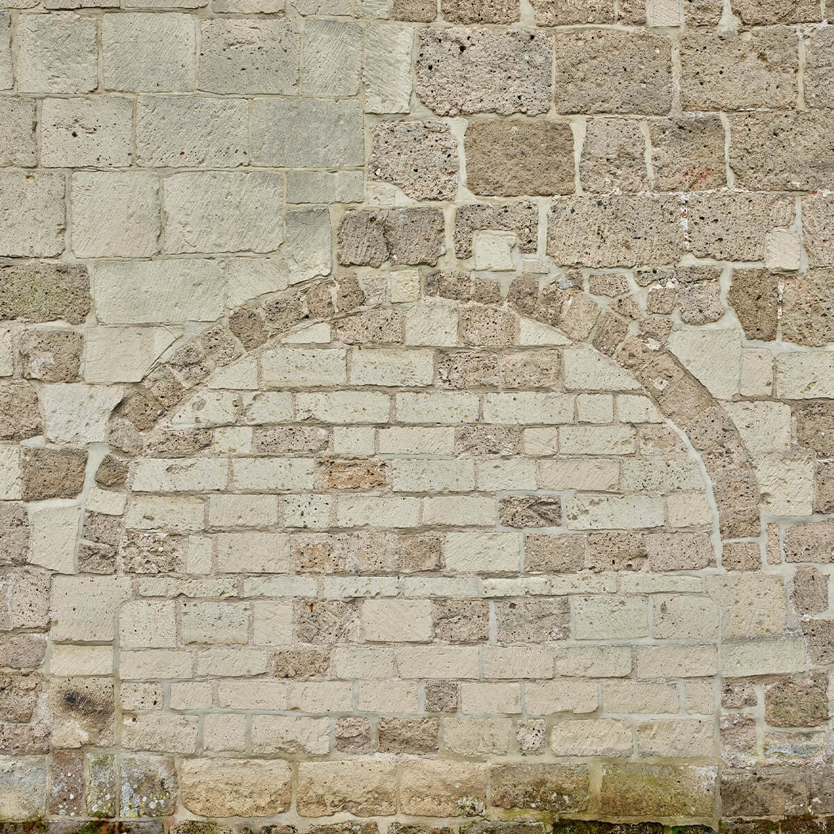 Oude stenen muur met boog