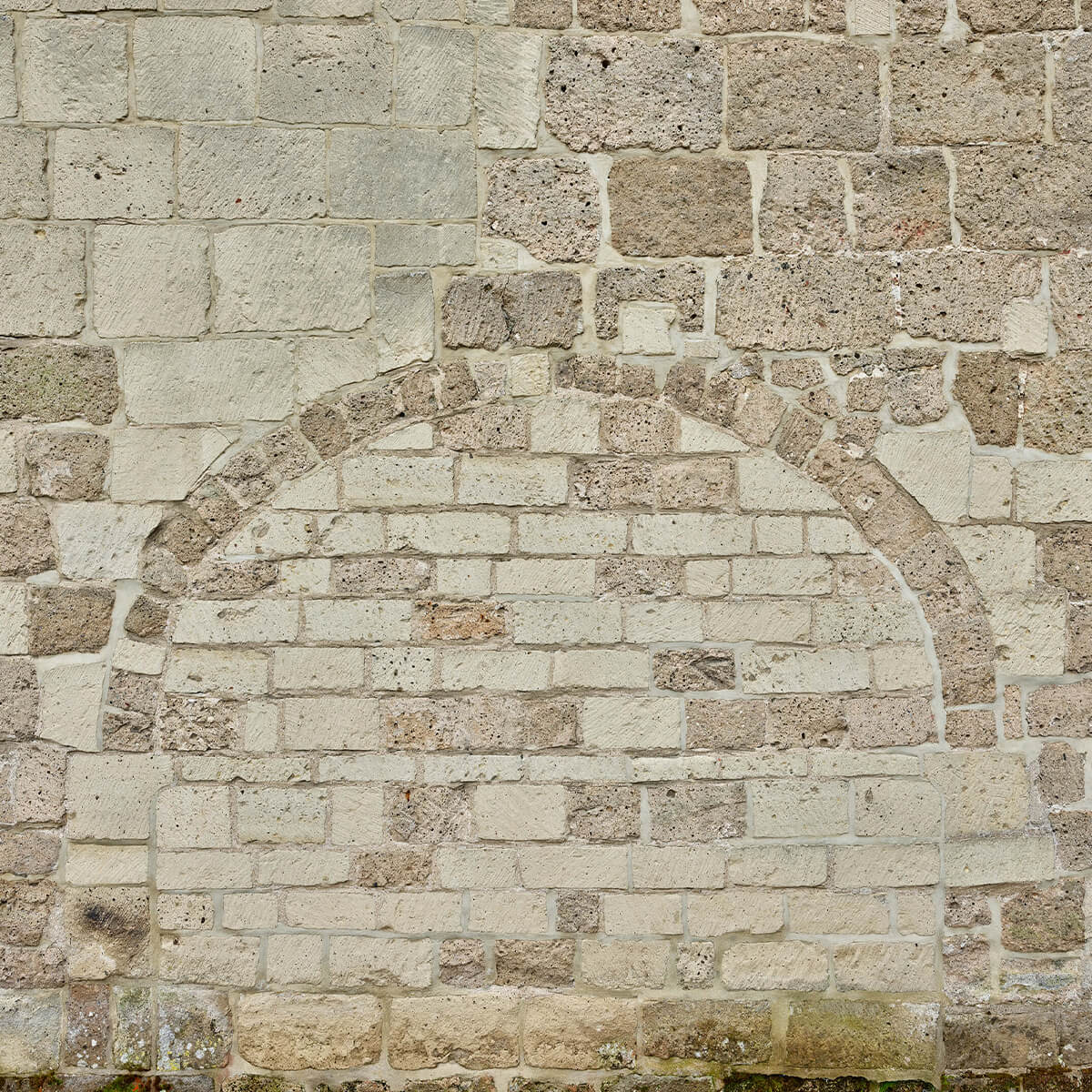 Vieux mur de pierre avec arc