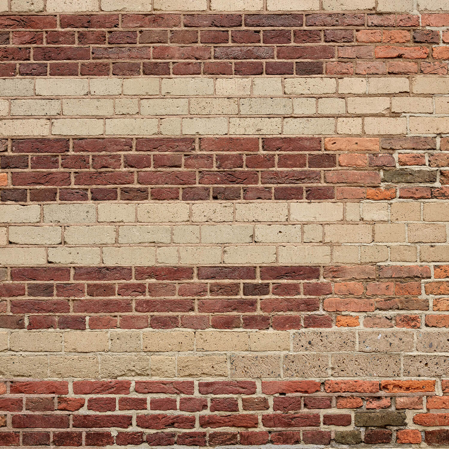 Mauer mit verschiedenen Ziegelarten