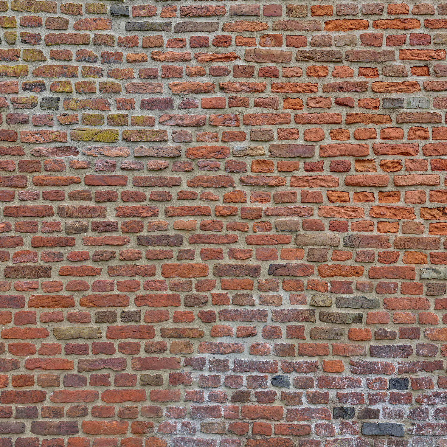 Muur met grote en kleine bakstenen