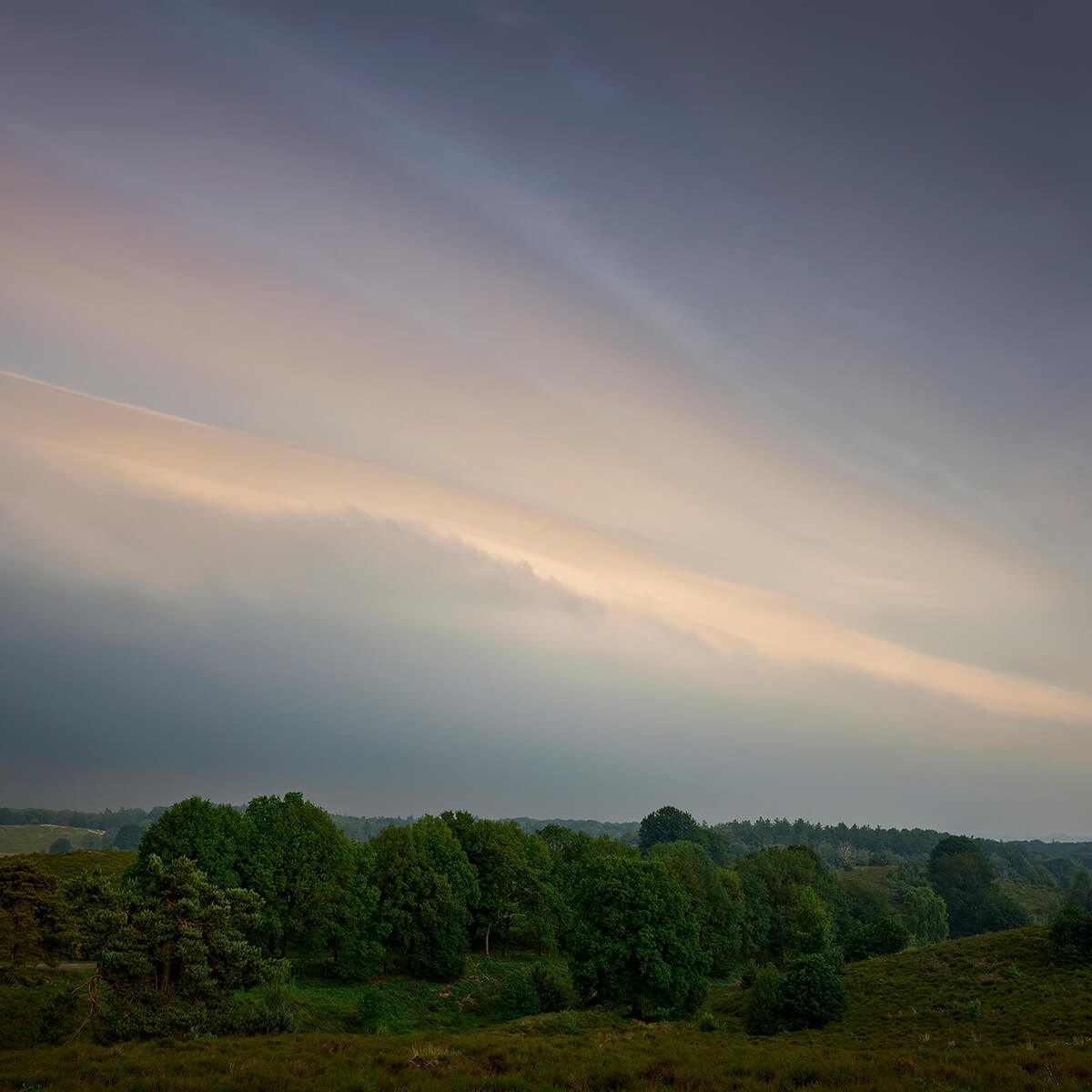 Barrière de nuages Shelfcloud menaçant au-dessus de la lande