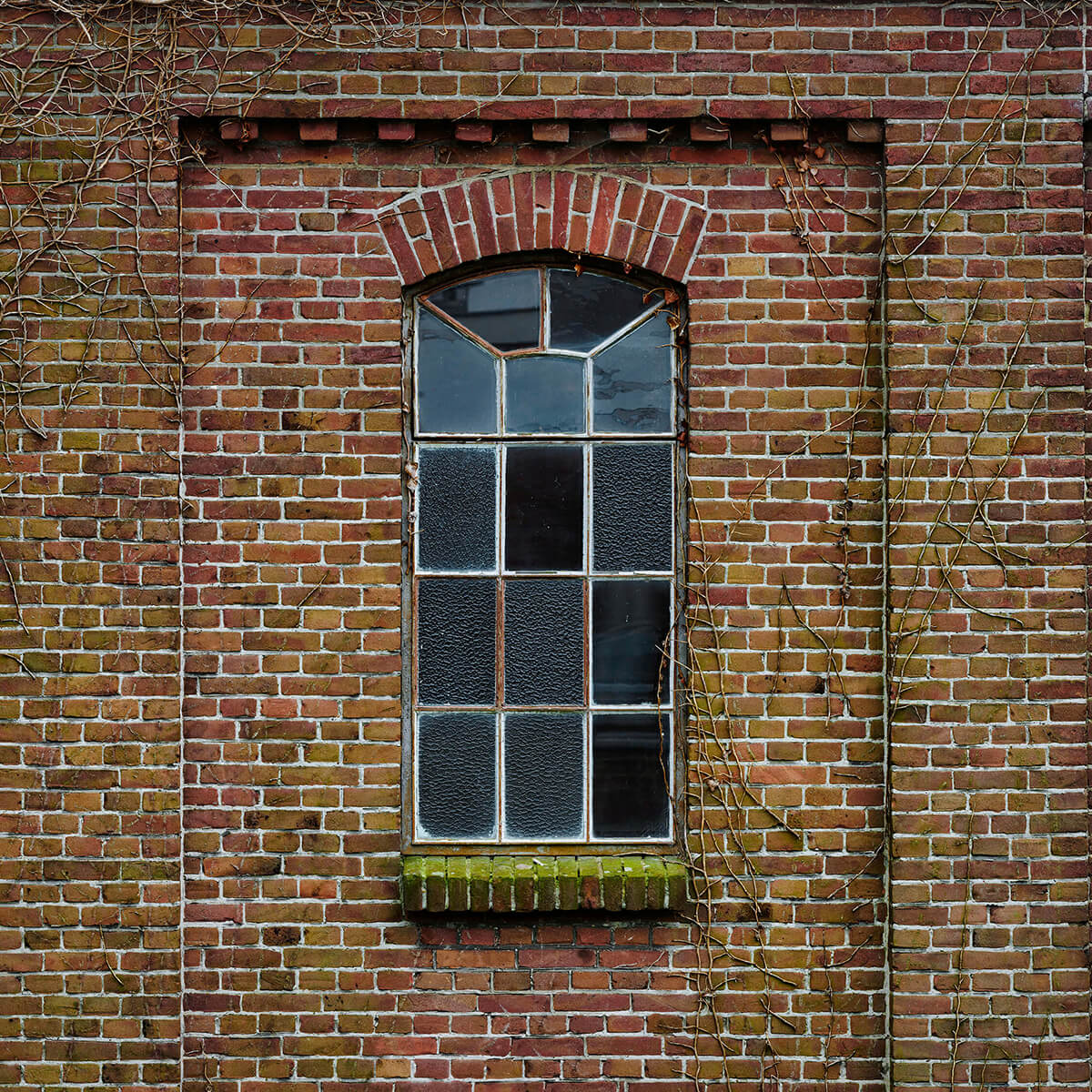 Raam in oud gebouw