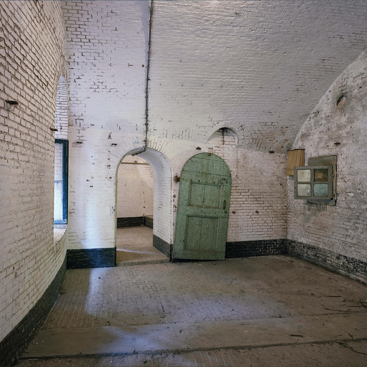 Porte verte dans un vieux bâtiment