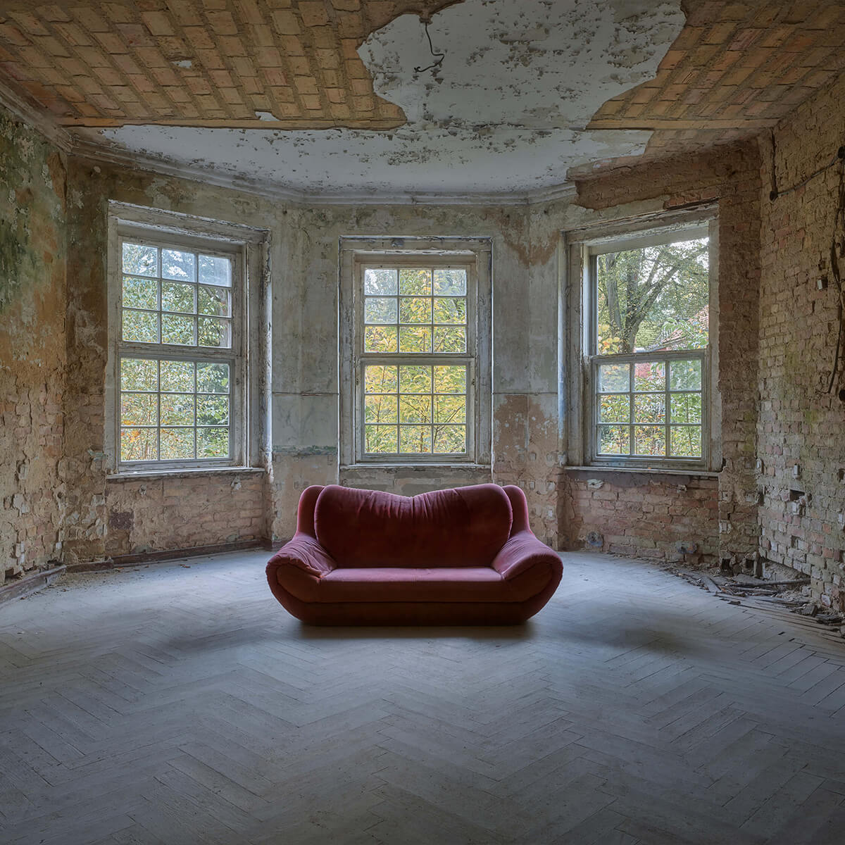Canapé dans une pièce abandonnée