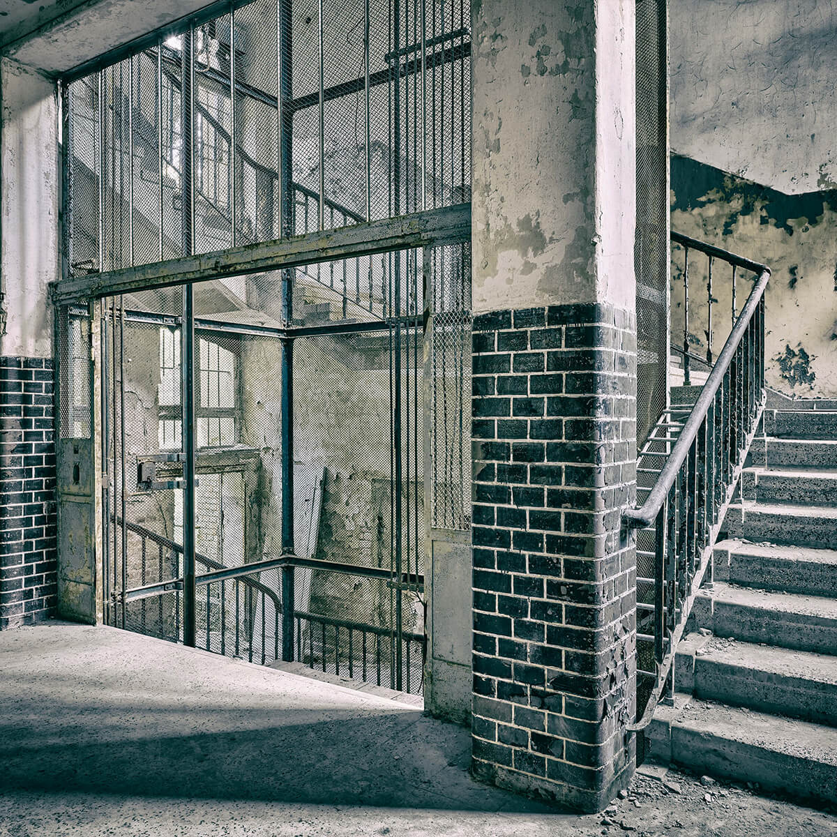 Ancien escalier et cage d'ascenseur